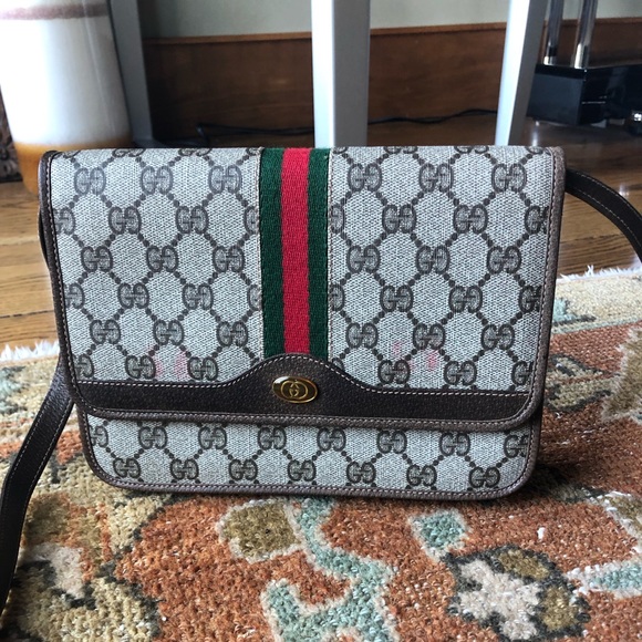 Gucci Handbags - ❤️Vintage Gucci Clutch❤️ With Cross Body Strap